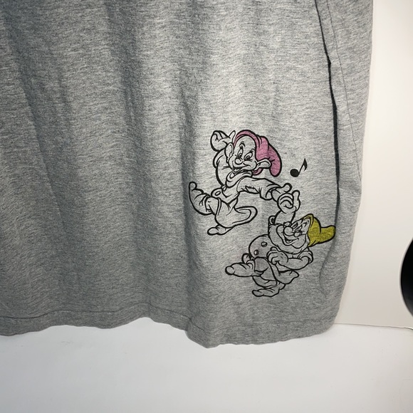 Uniglo Disney 7 Dwarves Shirt!  5 on the front 2 On the back! - Picture 5 of 6